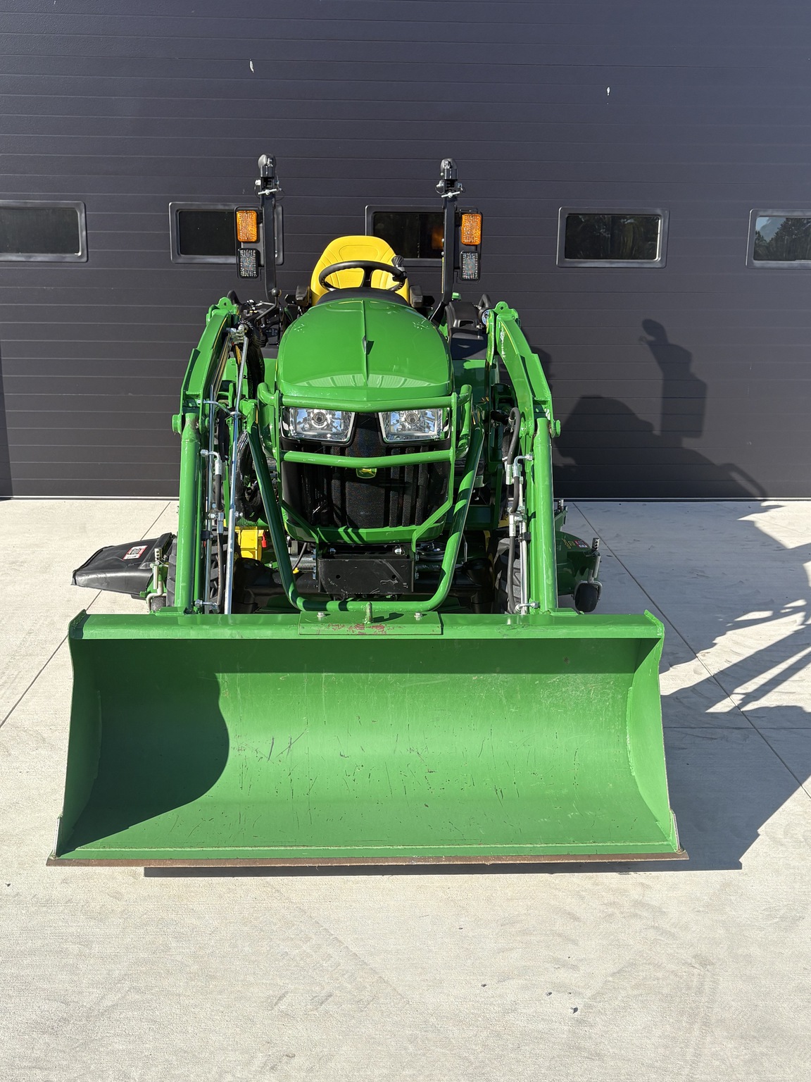 2021 John Deere 2038R Image 4