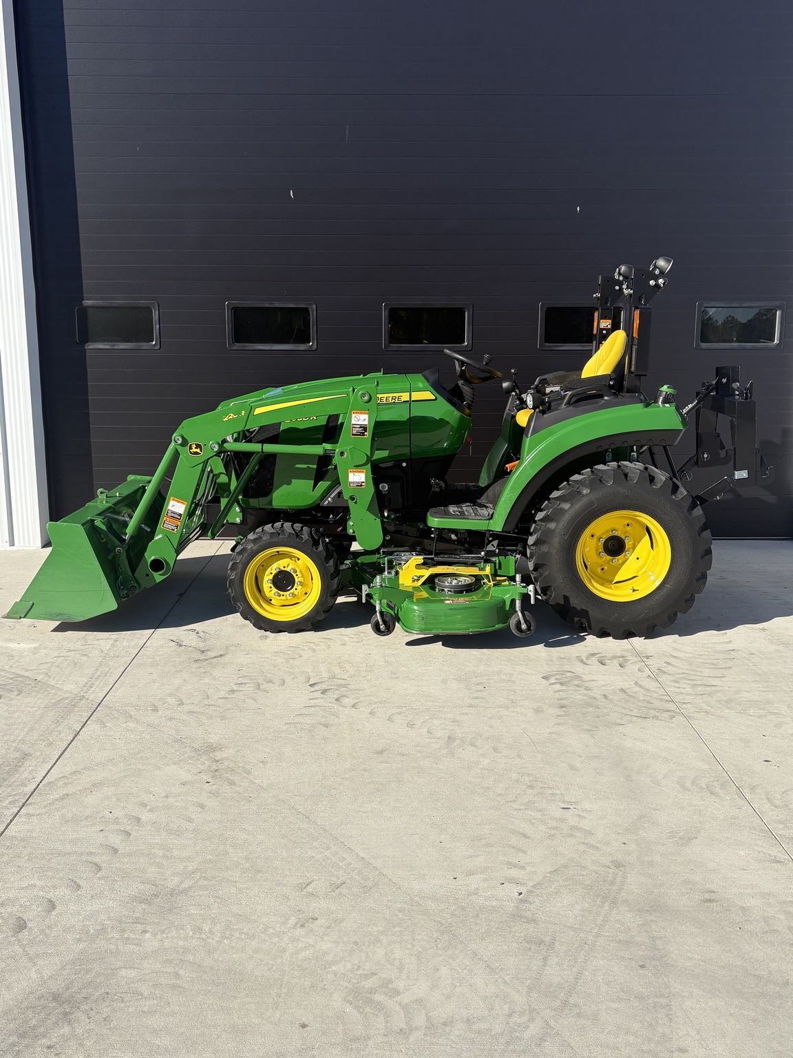 2021 John Deere 2038R Image 7