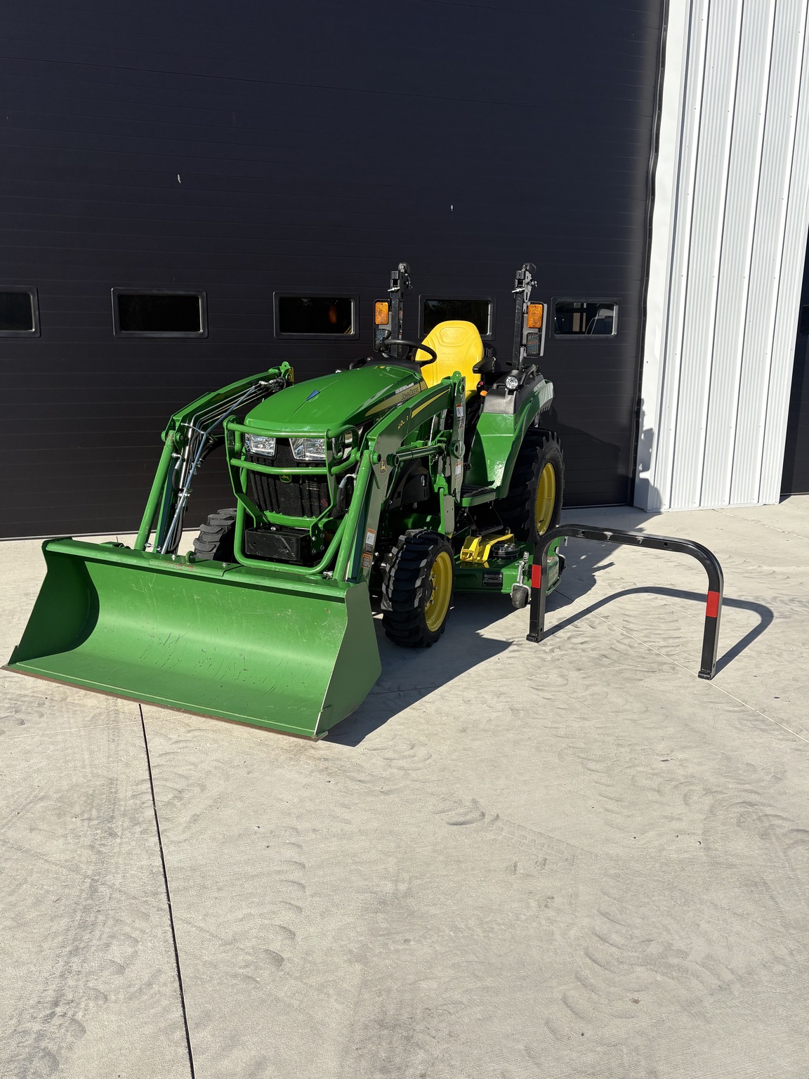 2021 John Deere 2038R Image 3