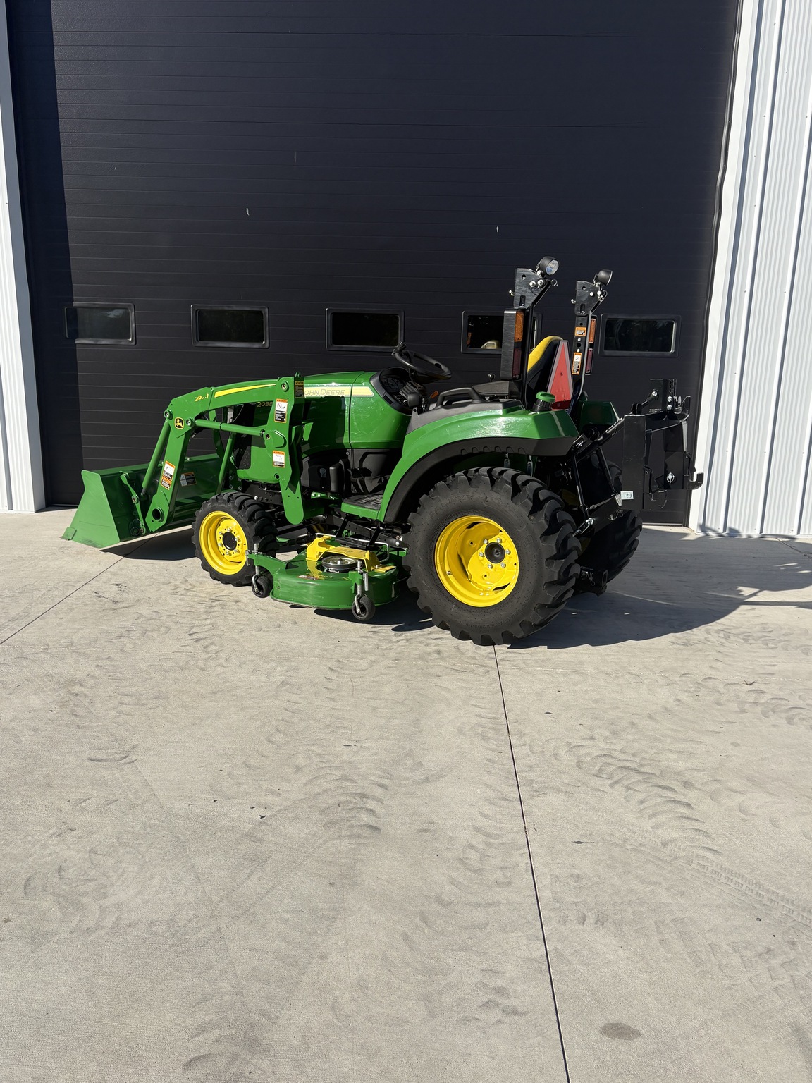 2021 John Deere 2038R Image 10