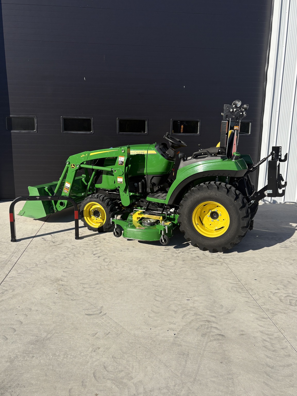 2021 John Deere 2038R Image 9