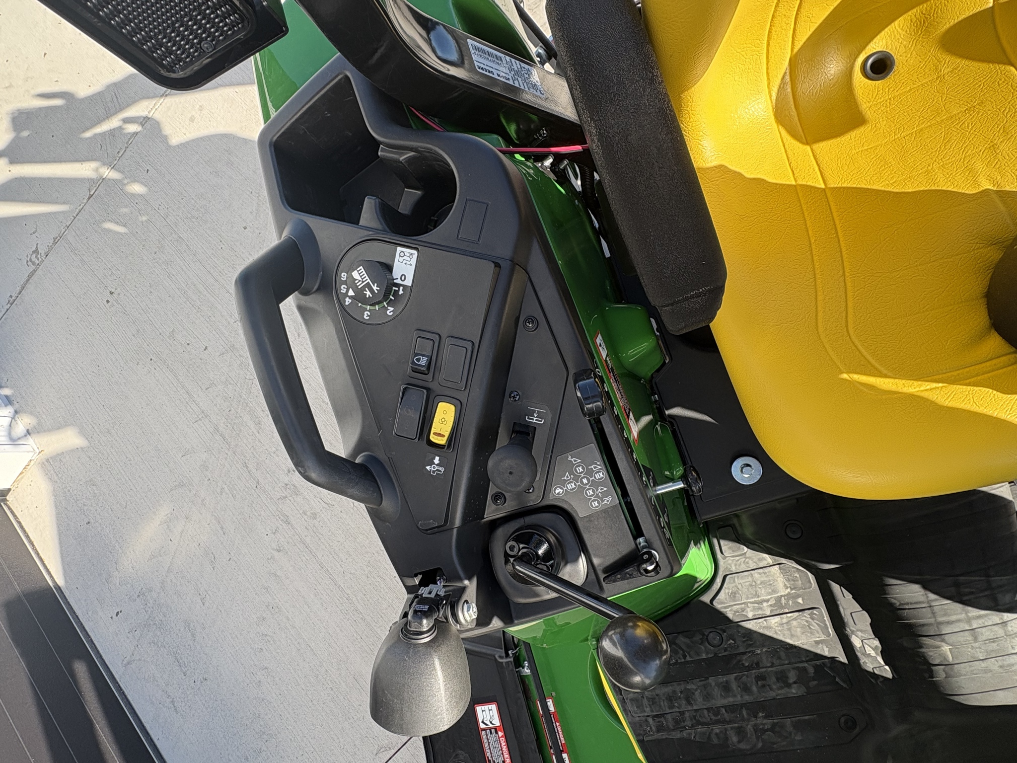 2021 John Deere 2038R Image 11