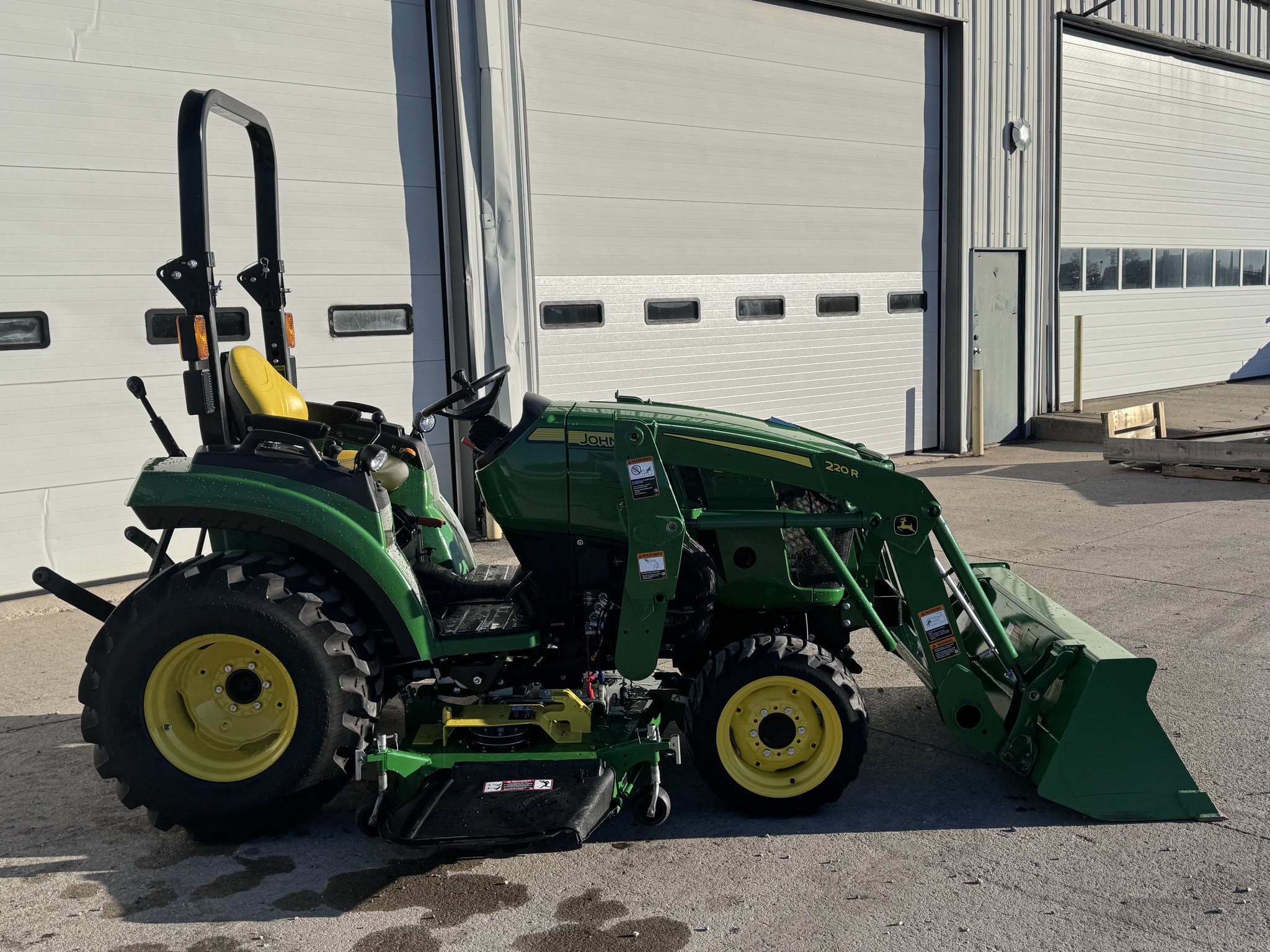 2021 John Deere 2038R Image 8