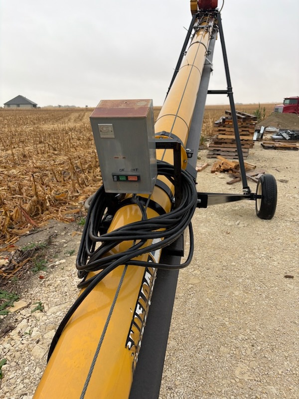 2010 UNIVERSAL 1535 Field Loader Image 4