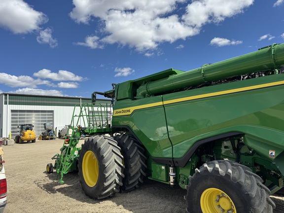 Used 2023 John Deere X9 1000 Combines at Horizon Ag & Turf in Warburg, AB - Photo4