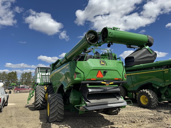 Used 2023 John Deere X9 1000 Combines at Horizon Ag & Turf in Warburg, AB - Photo2