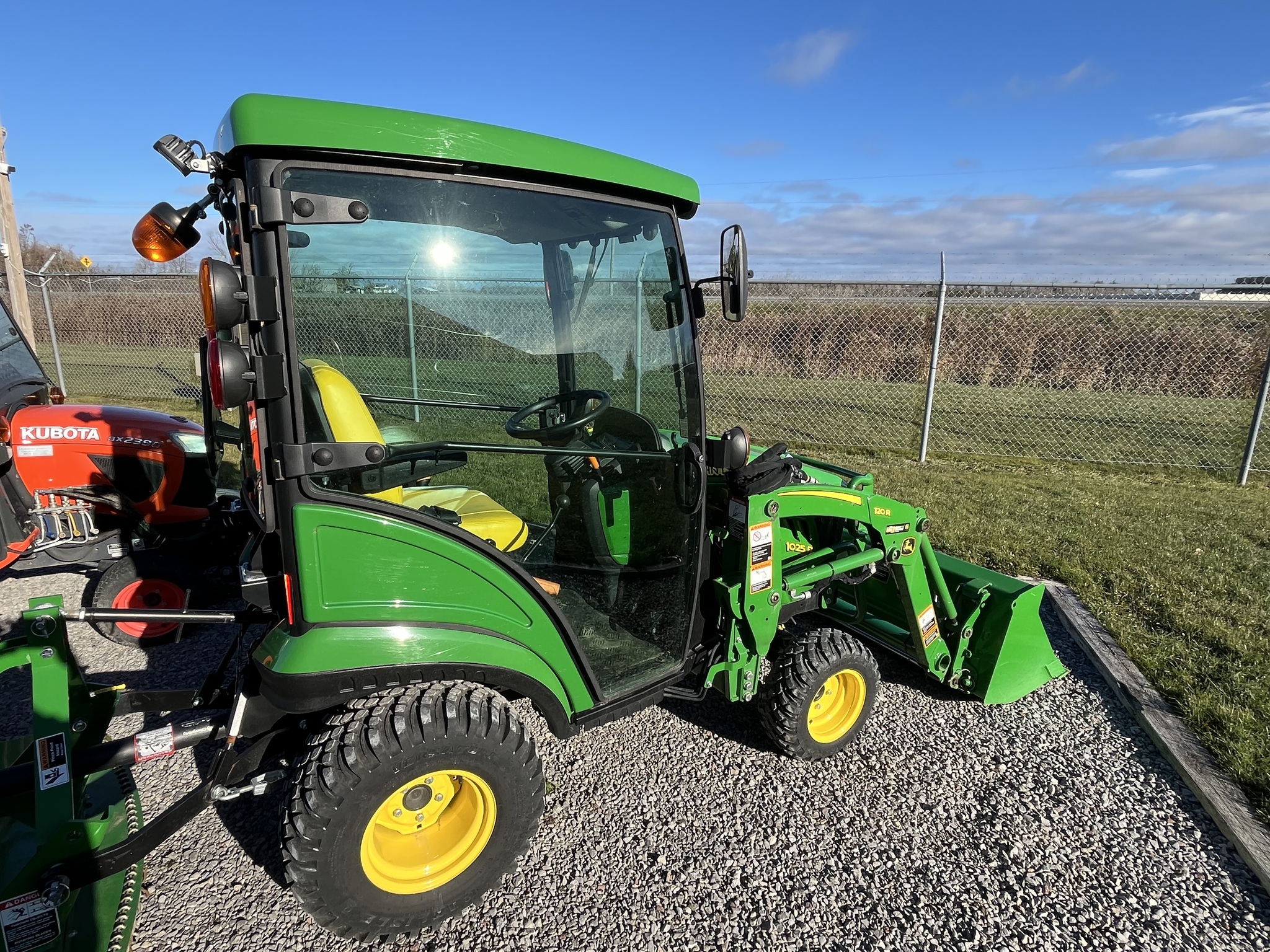 2022 John Deere 1025R Image 2
