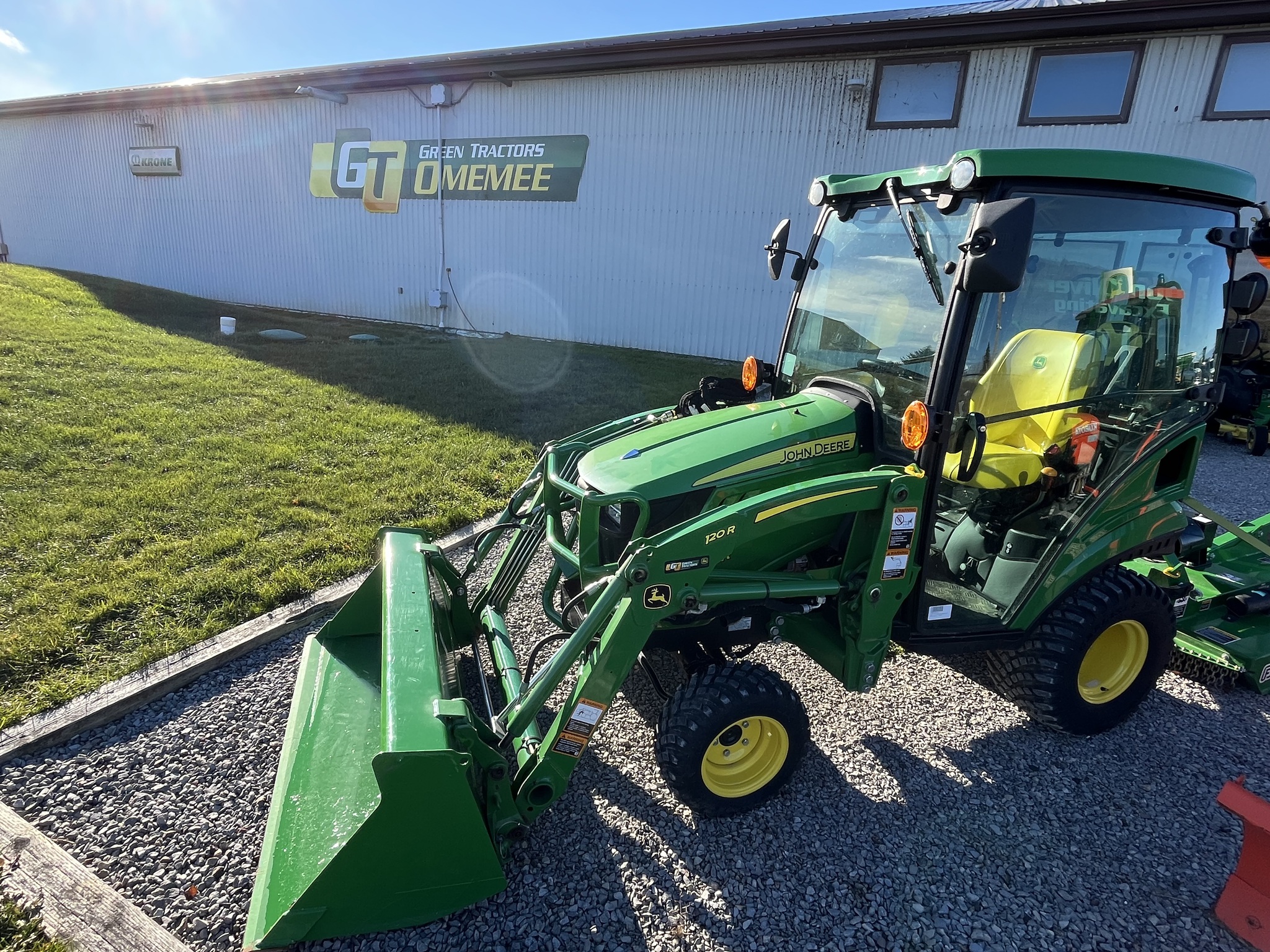 2022 John Deere 1025R Image 1