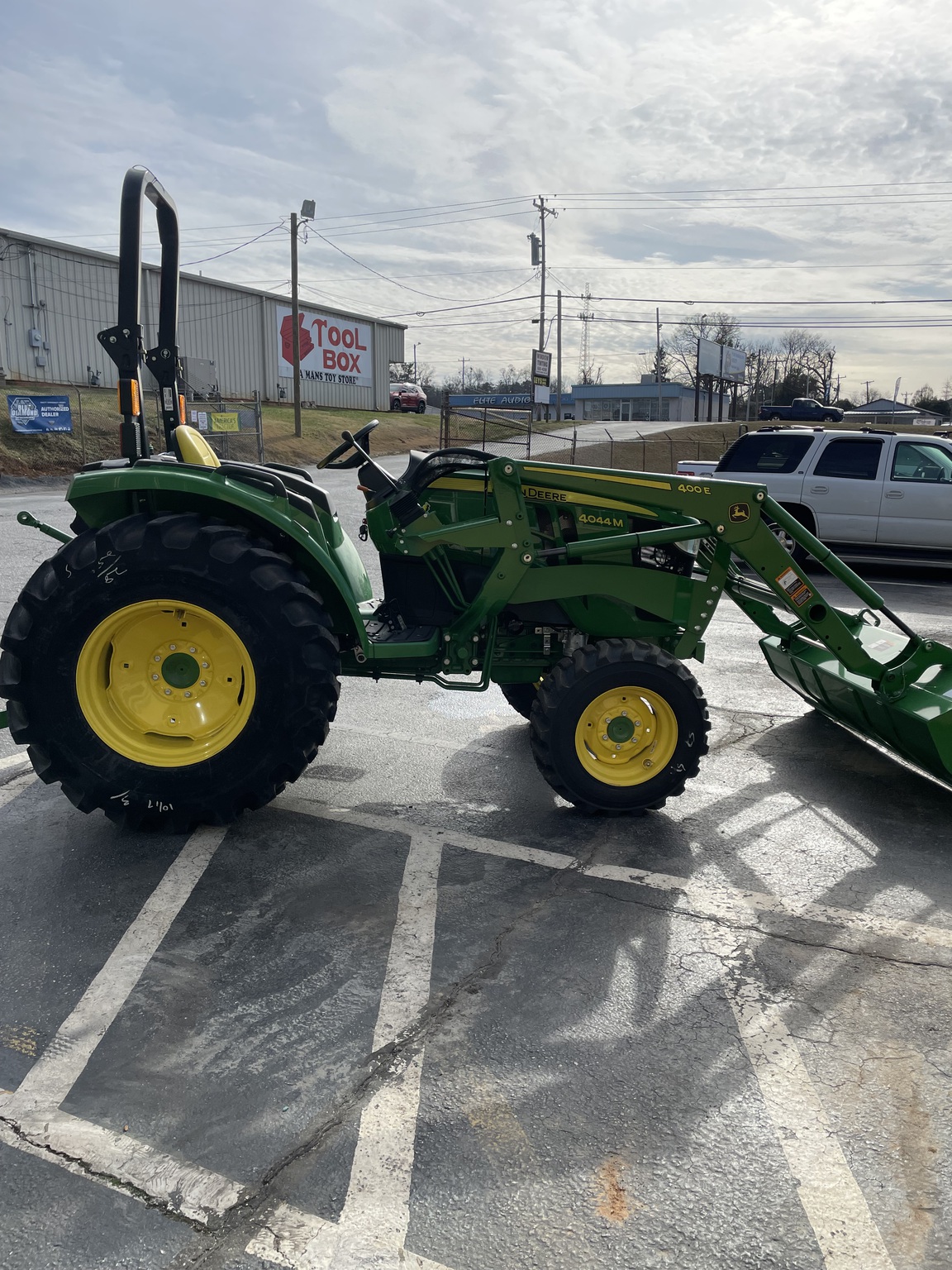 2024 John Deere 4044M Image 5