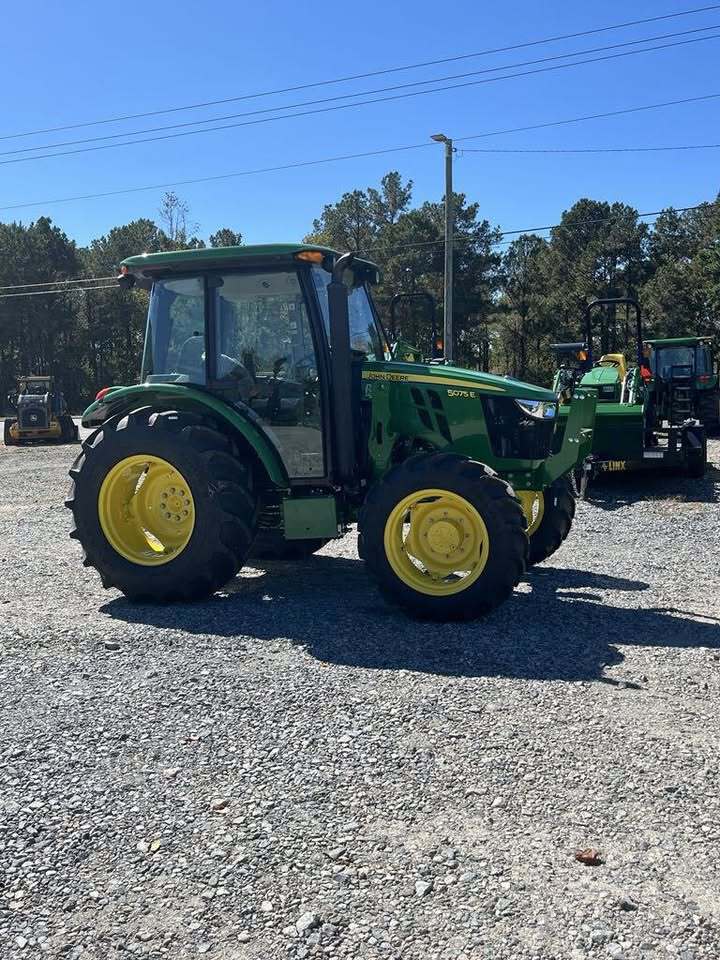 2025 John Deere 5075E Image 3