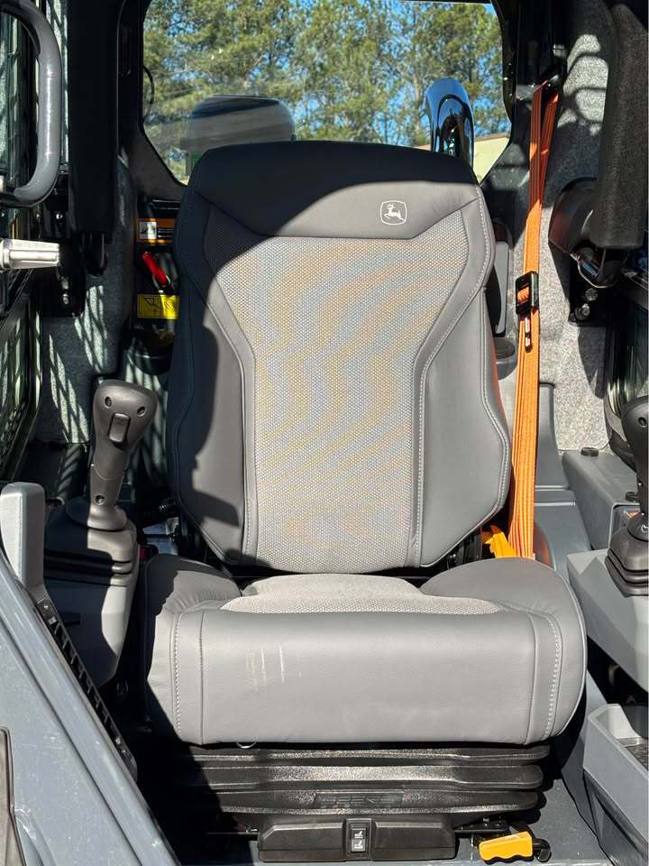 John Deere 335 P Image 6