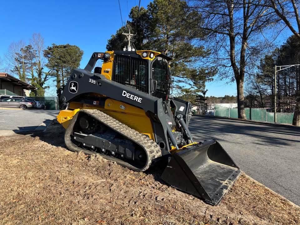 John Deere 335 P Image 1