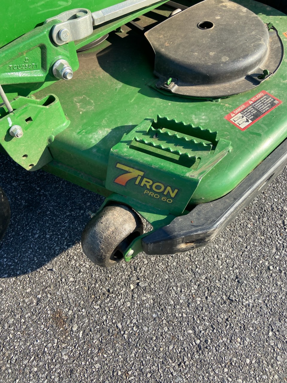 2025 John Deere Z930M Image 6