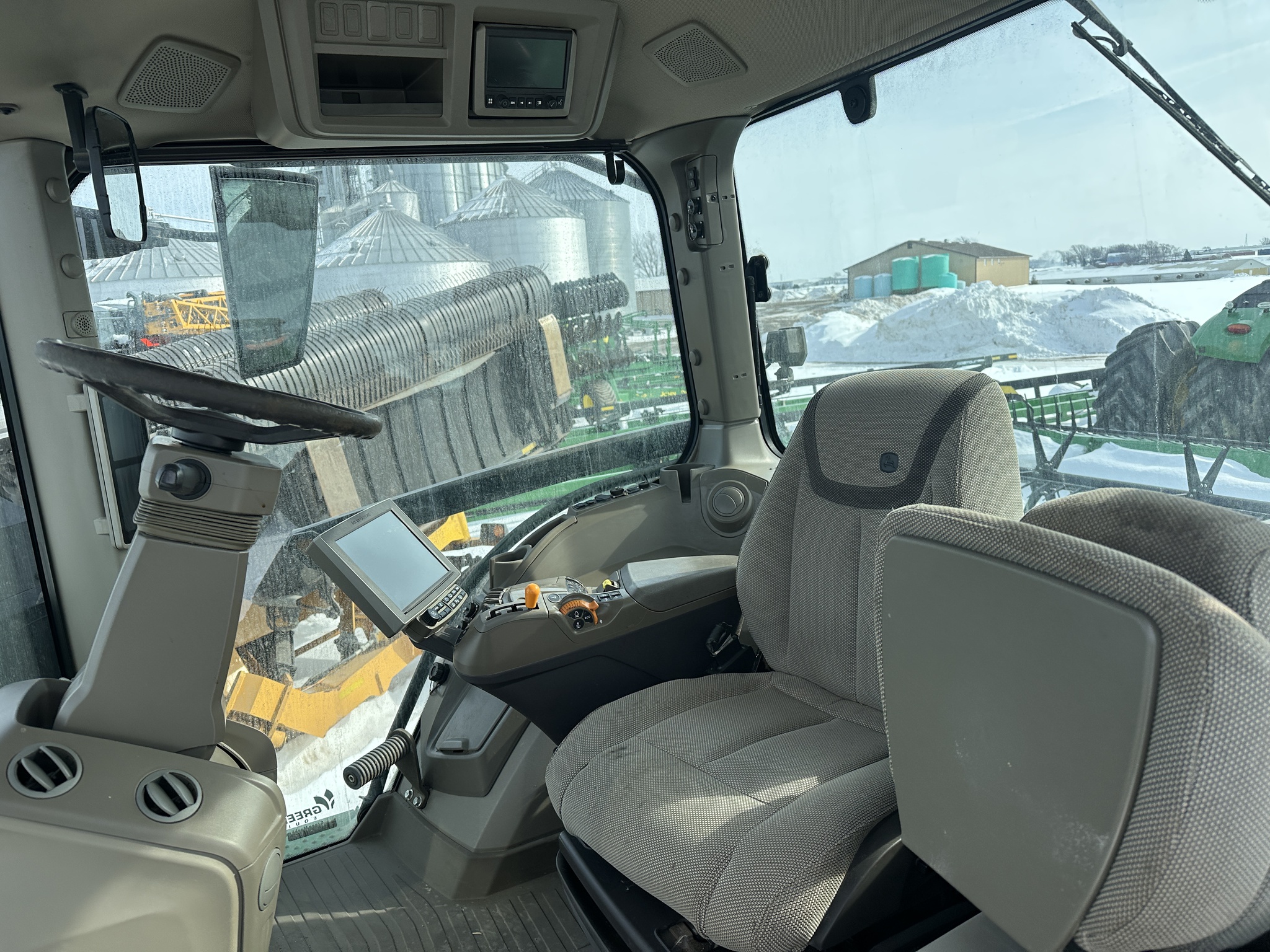 2022 John Deere 8R 250 Image 2