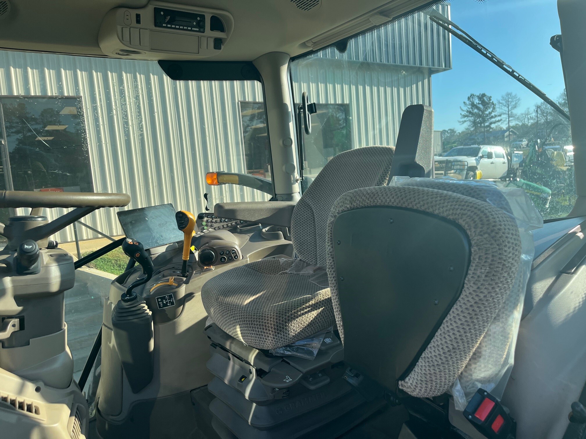 2025 John Deere 6R 215 Image 6