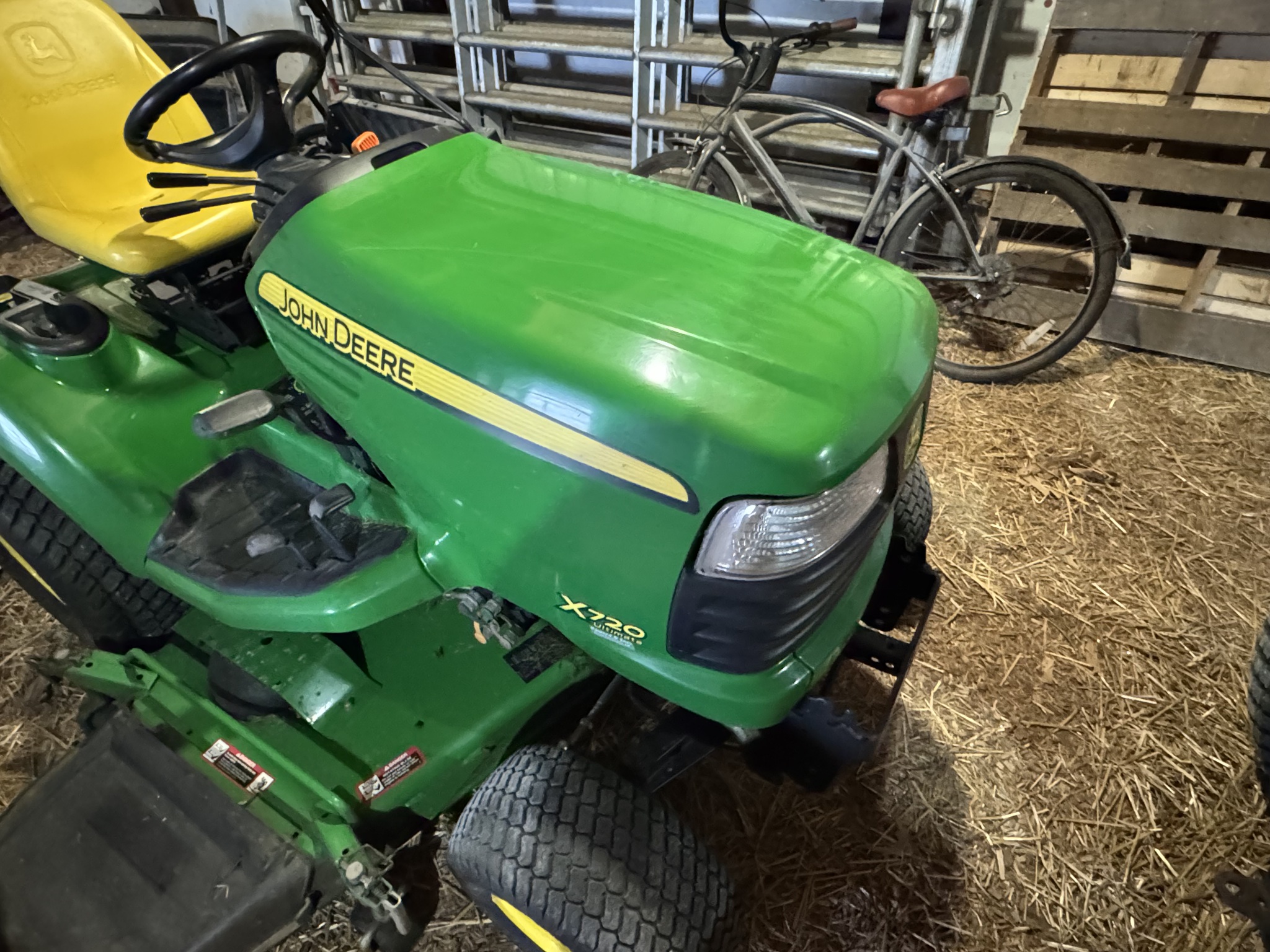 2012 John Deere X720 Image 4
