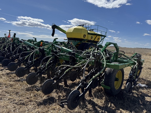 Used 2017 John Deere 1870 Air Drills and Seeders at Horizon Ag & Turf in Vermilion, AB - Photo2