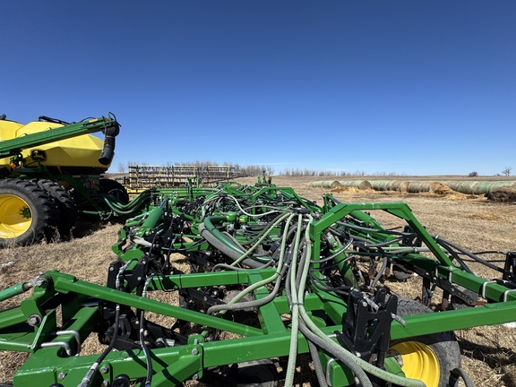 Used 2017 John Deere 1870 Air Drills and Seeders at Horizon Ag & Turf in Vermilion, AB - Photo9