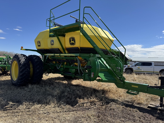 Used 2017 John Deere 1870 Air Drills and Seeders at Horizon Ag & Turf in Vermilion, AB - Photo4