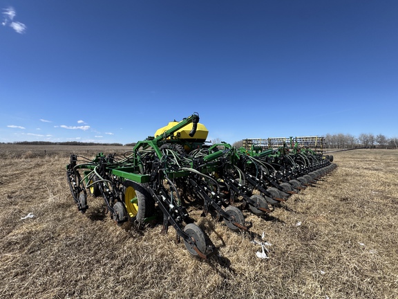 Used 2017 John Deere 1870 Air Drills and Seeders at Horizon Ag & Turf in Vermilion, AB - Photo21