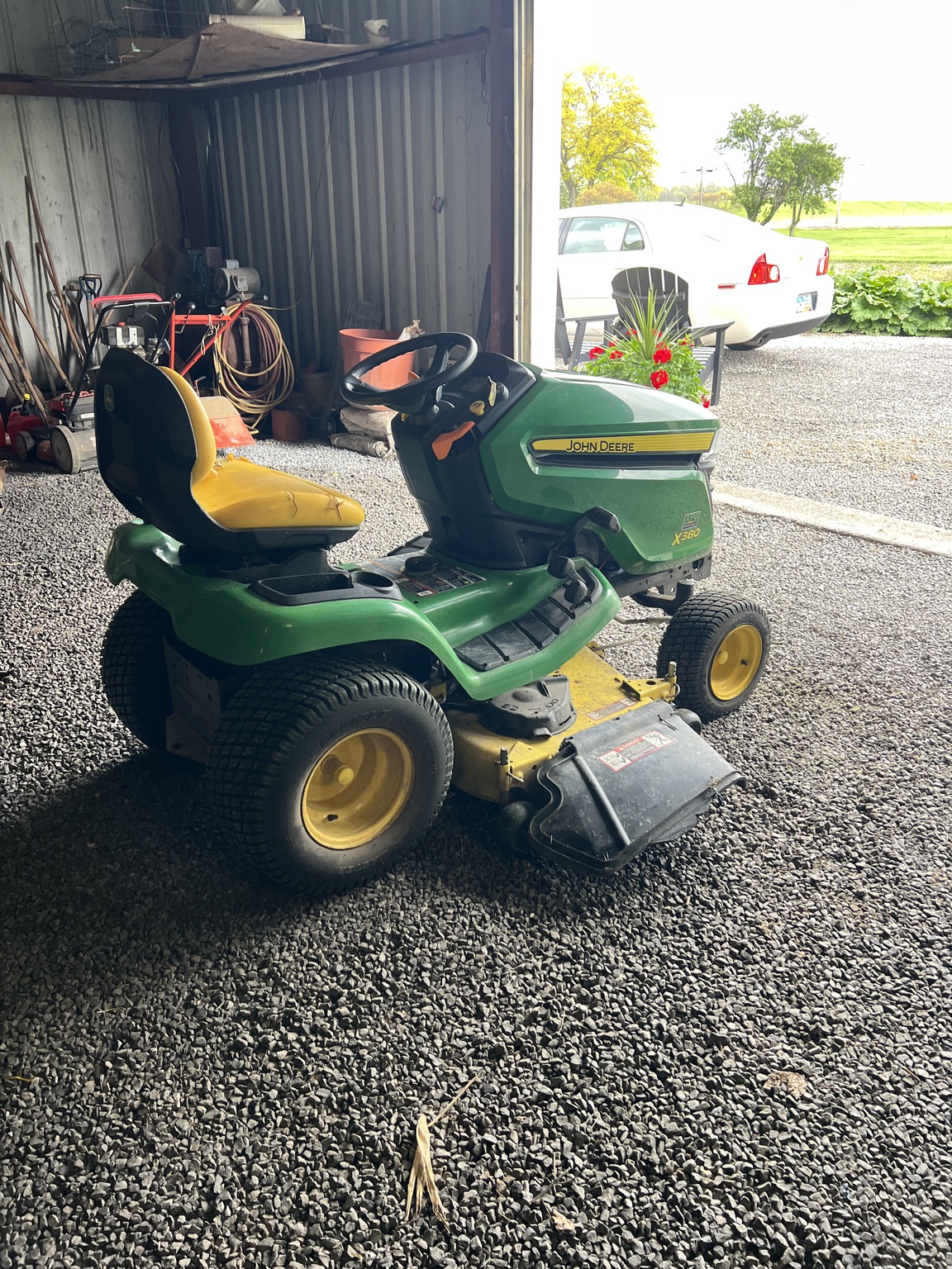 2016 John Deere X380 Image 4