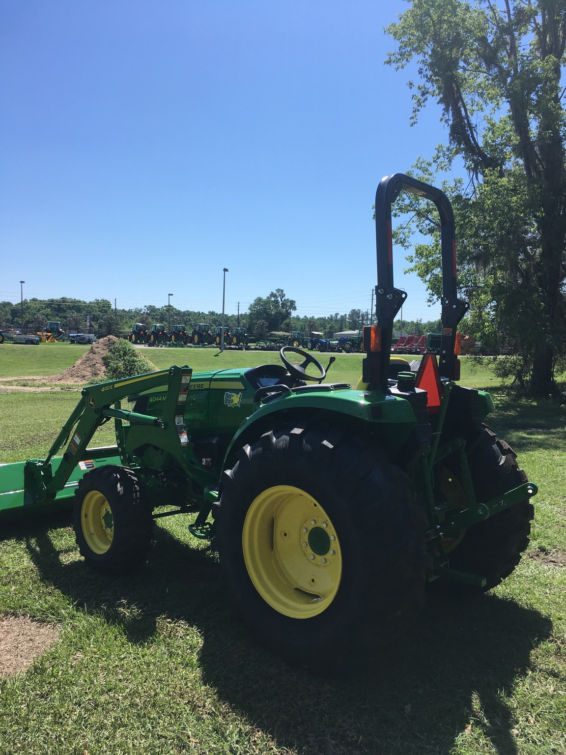 2023 John Deere 4044M Image 3