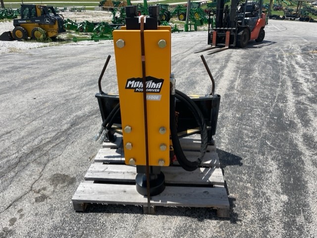 2022 Montana 1500E at Heritage Tractor in Rogersville, MO