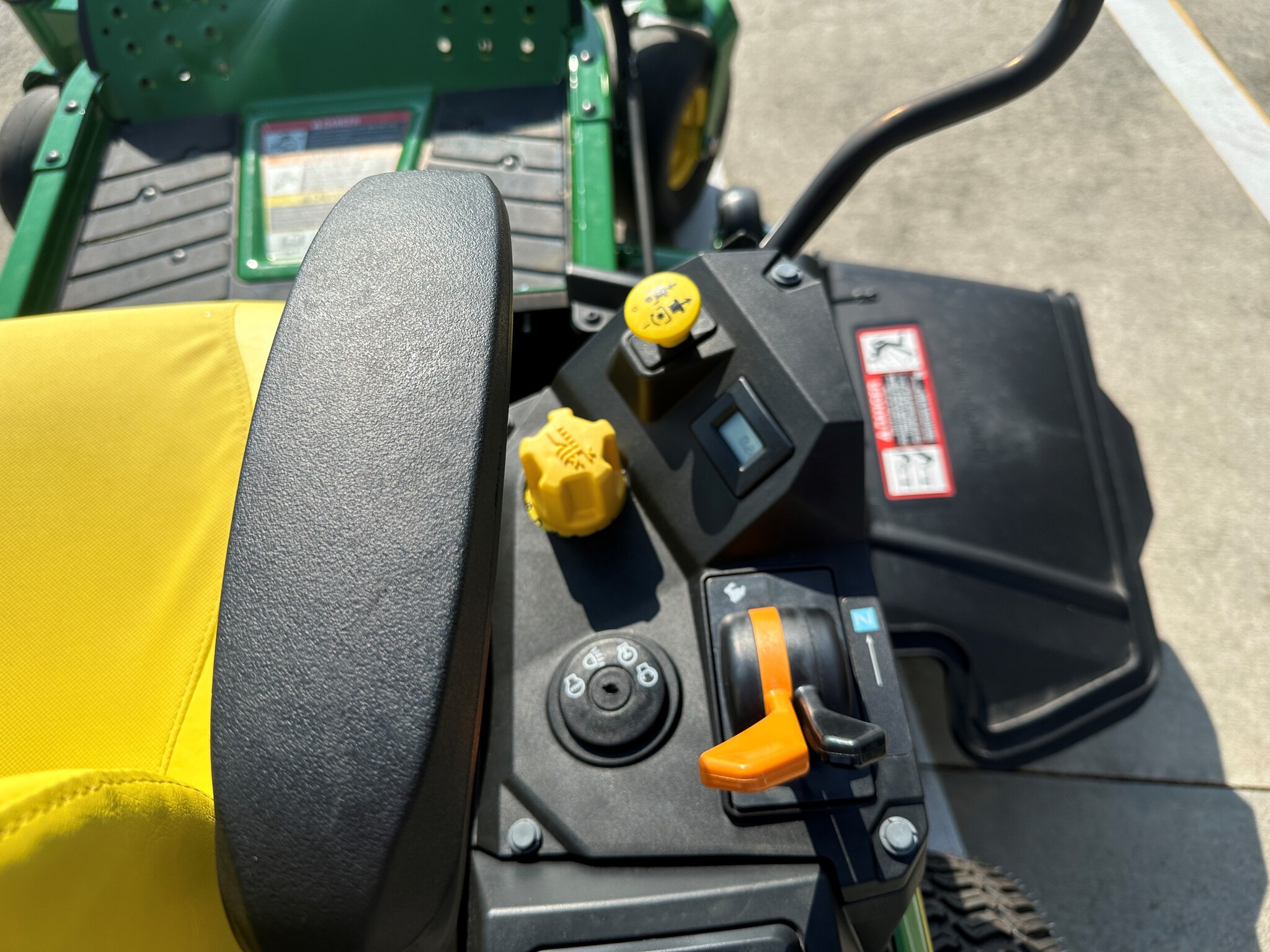 2025 John Deere Z330R Image 6