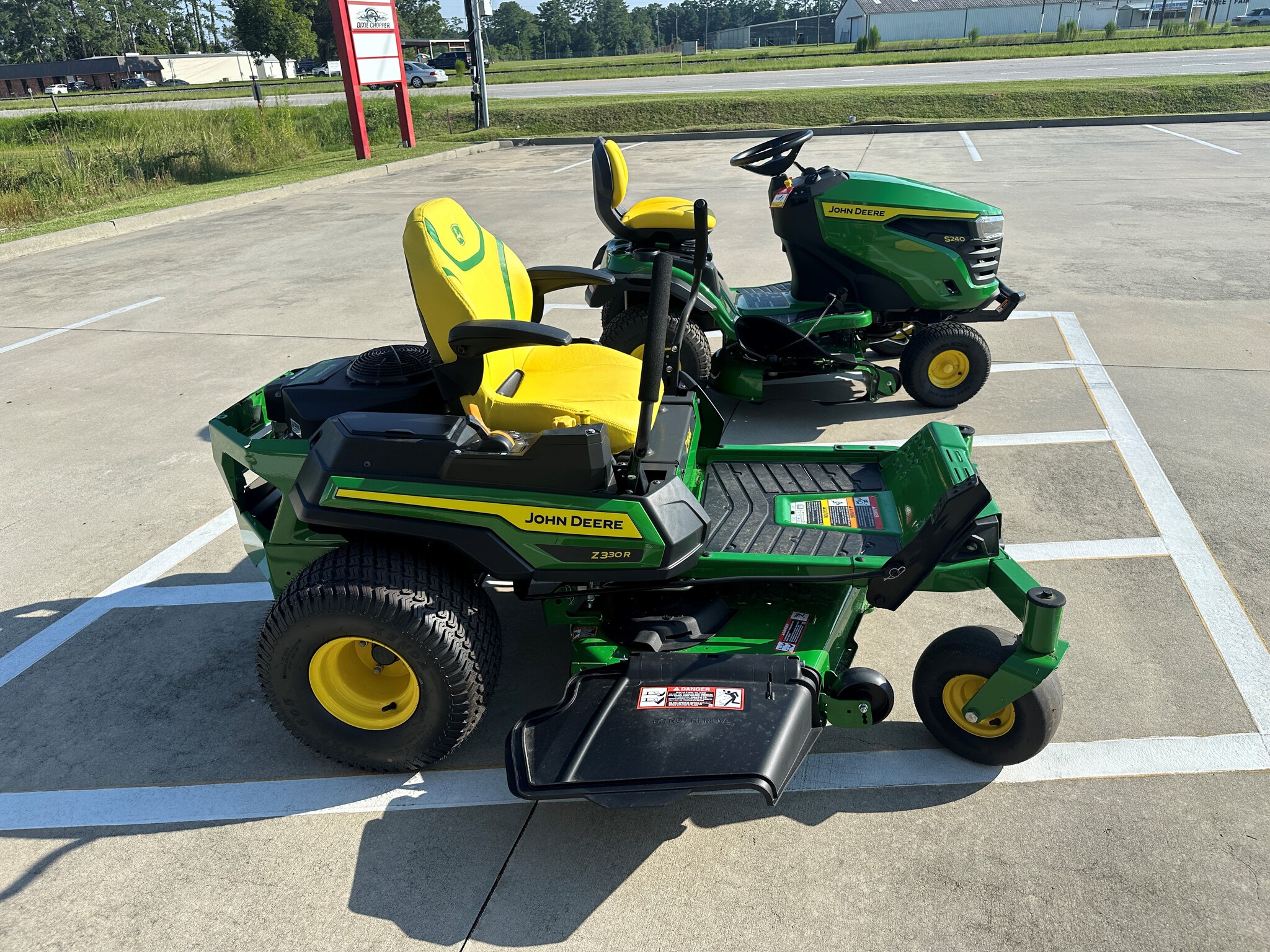 2025 John Deere Z330R Image 3