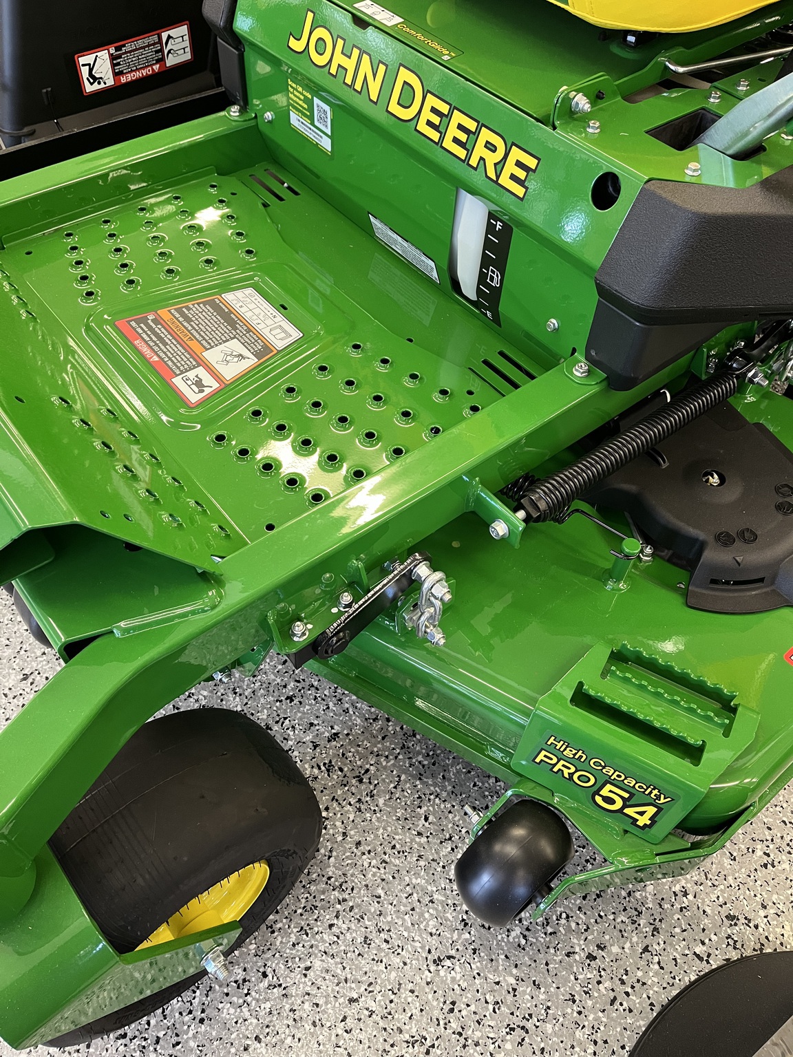 2025 John Deere Z735M Image 4