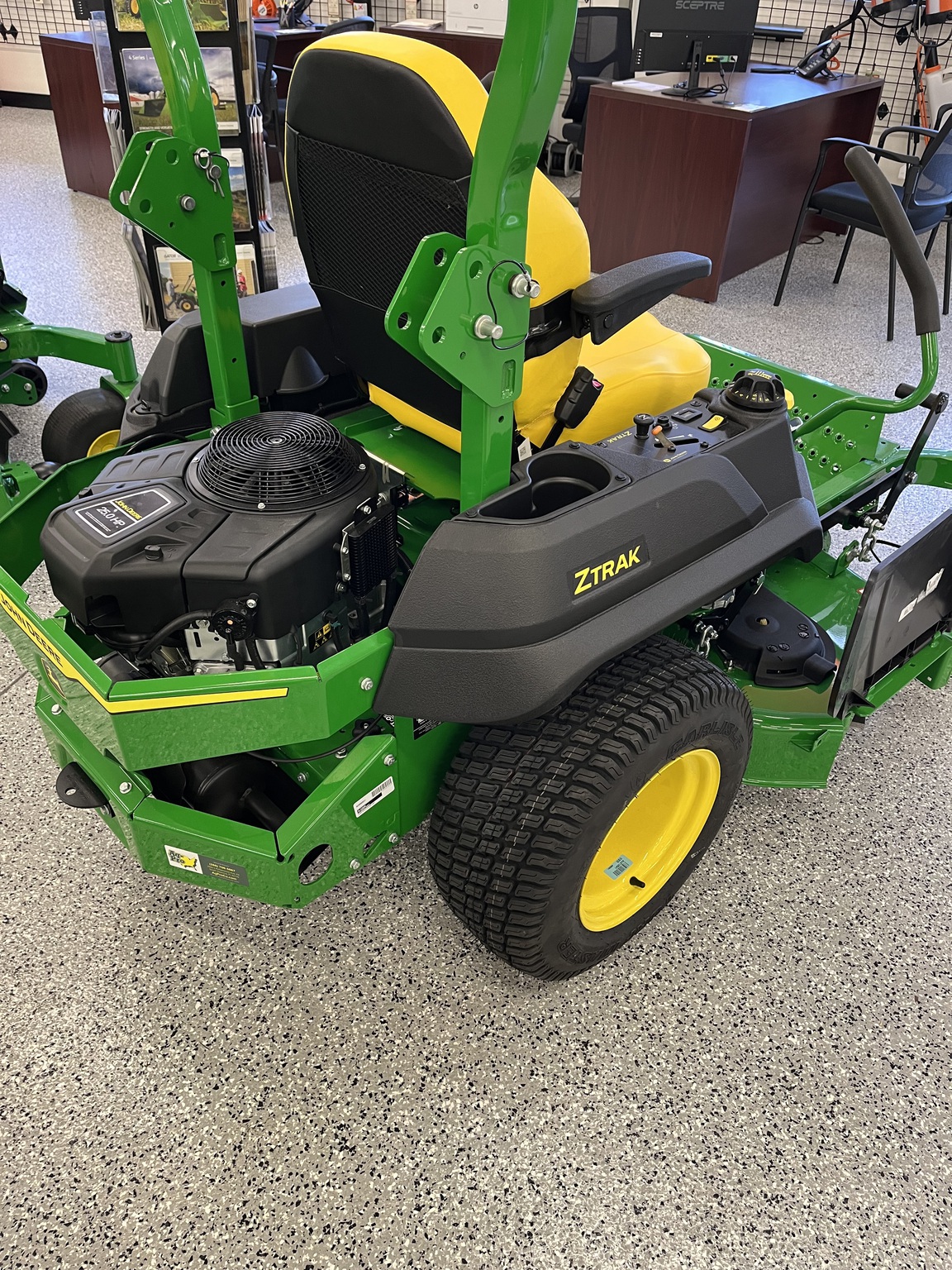 2025 John Deere Z735M Image 5