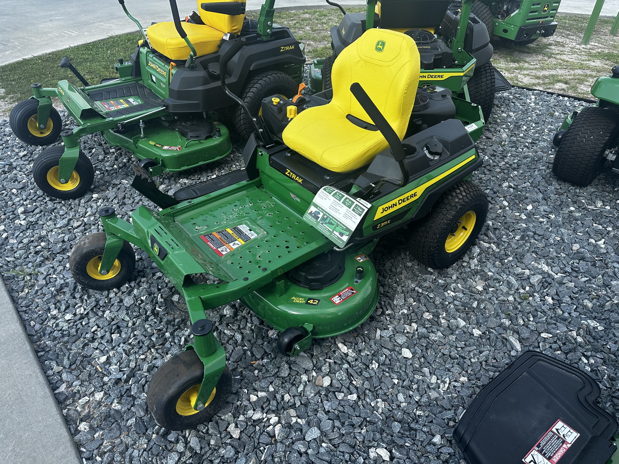 2025 John Deere Z315E Image 3