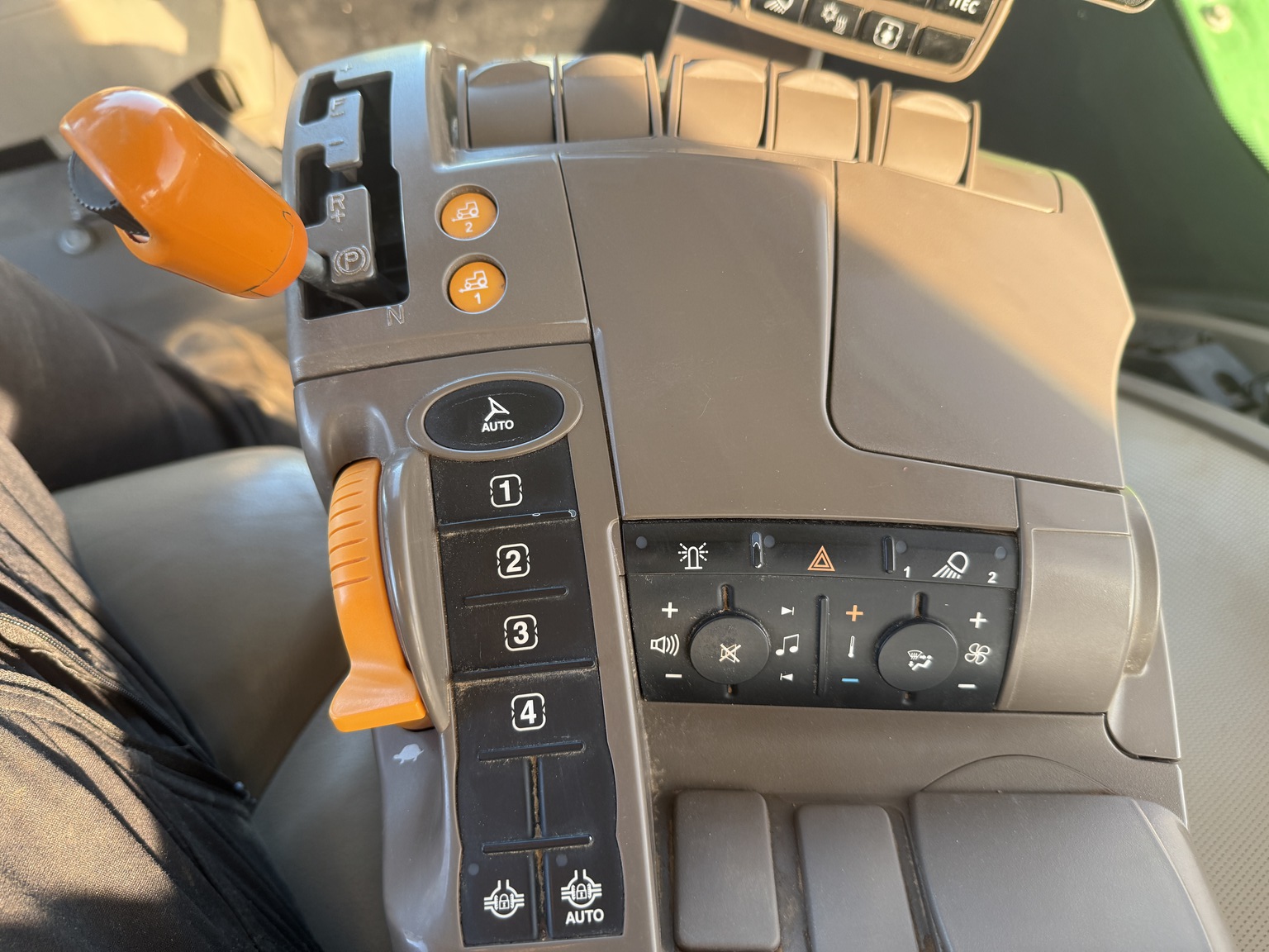 2016 John Deere 9570R Image 36