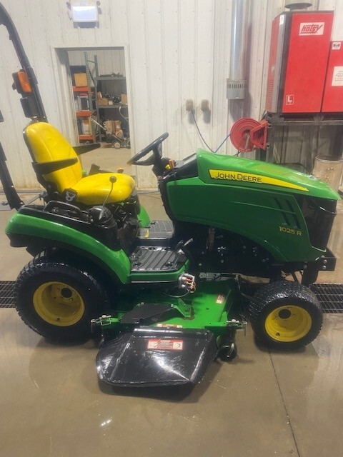 2016 John Deere 1025R Image 1