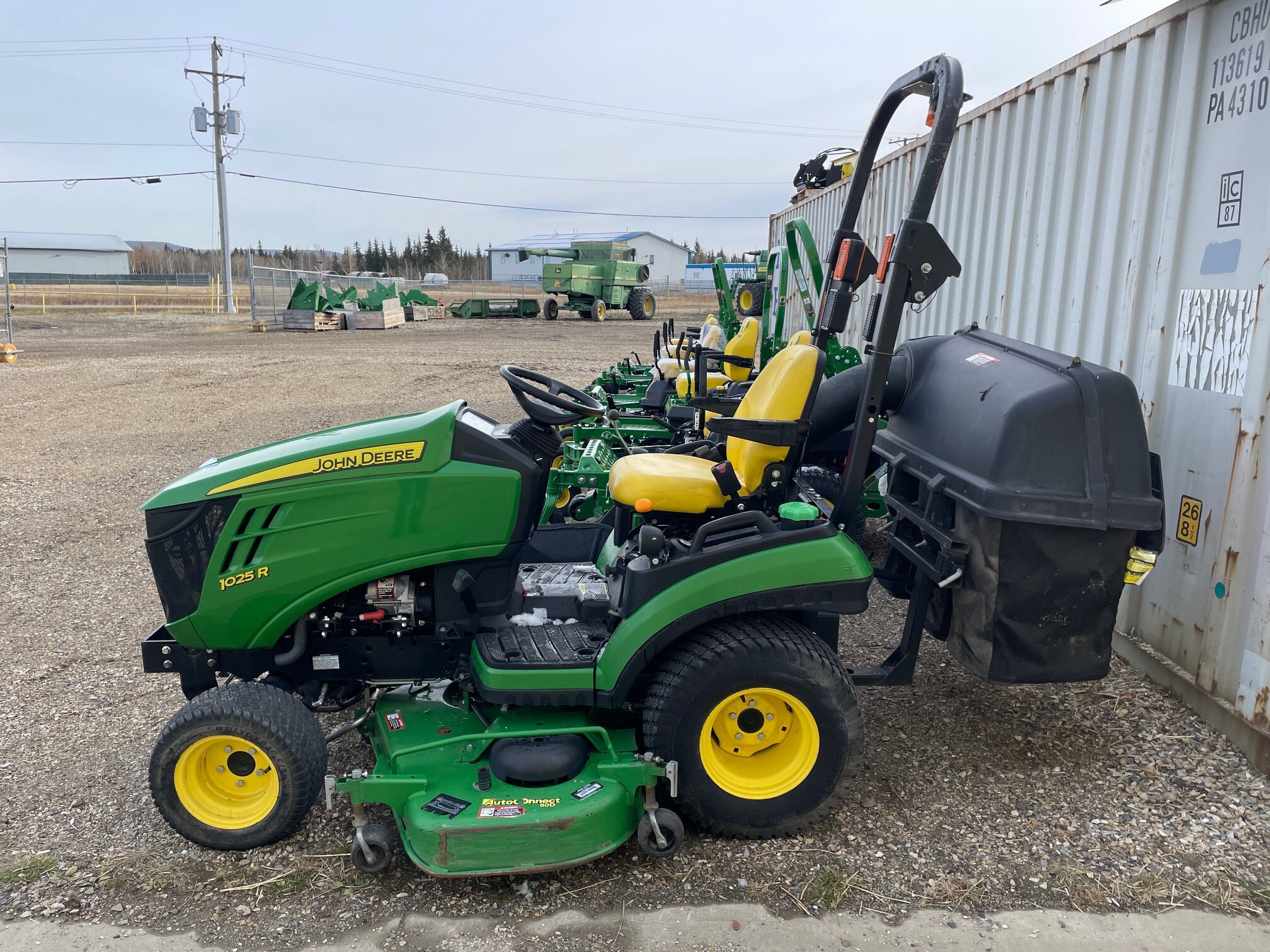 2016 John Deere 1025R Image 1
