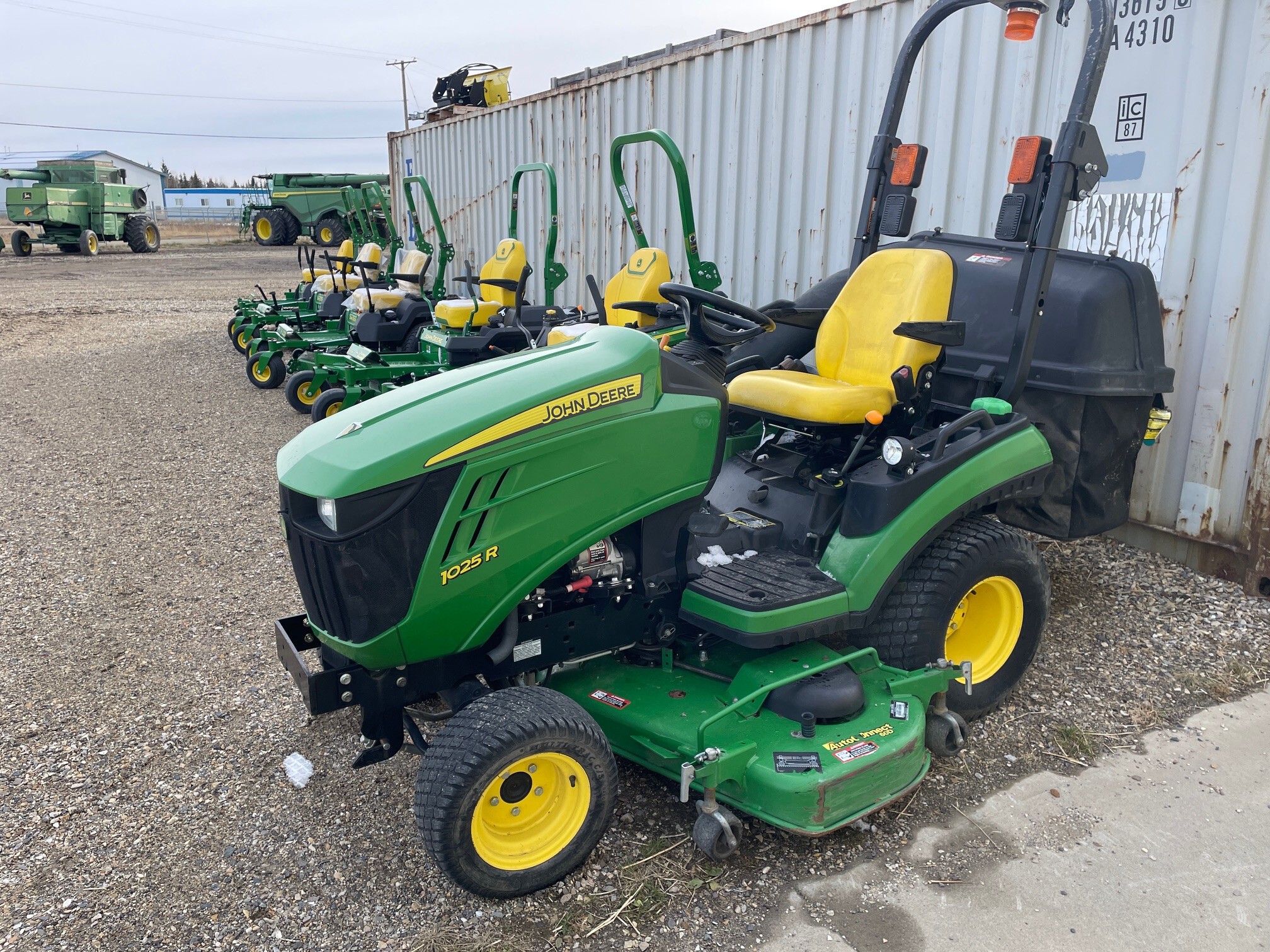 2016 John Deere 1025R Image 3