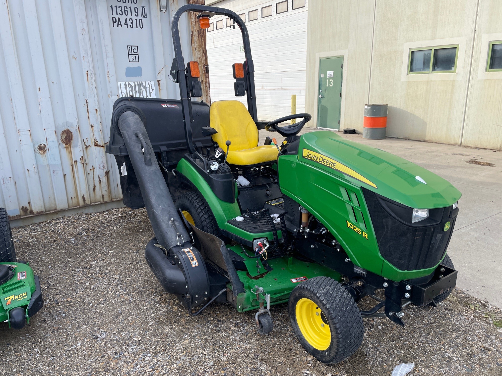 2016 John Deere 1025R Image 4