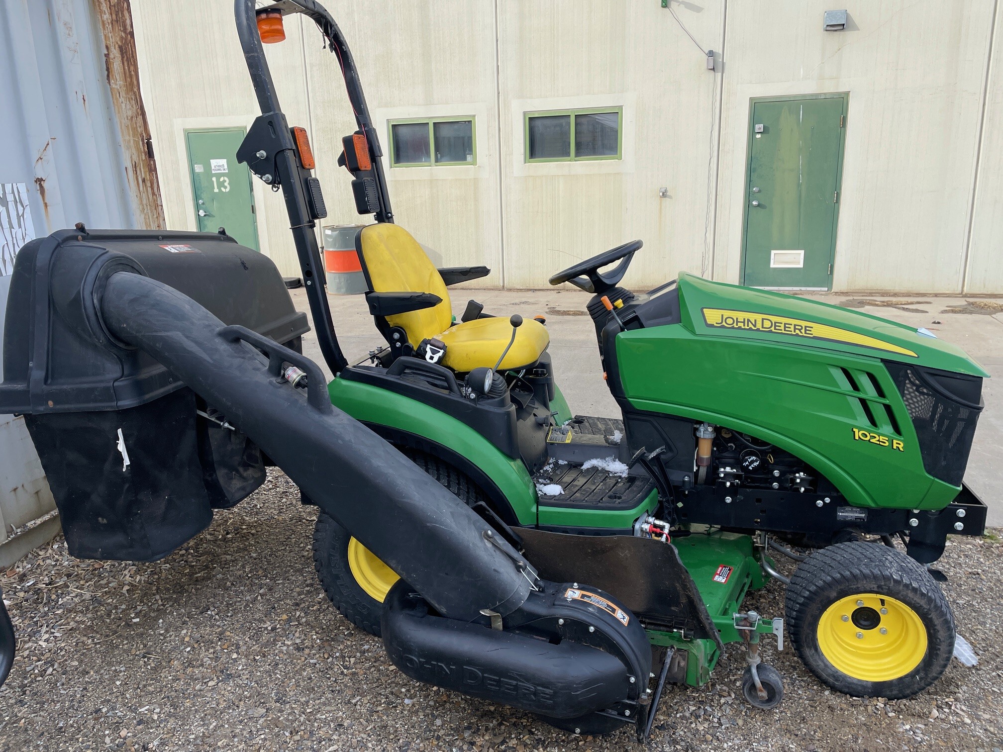 2016 John Deere 1025R Image 2