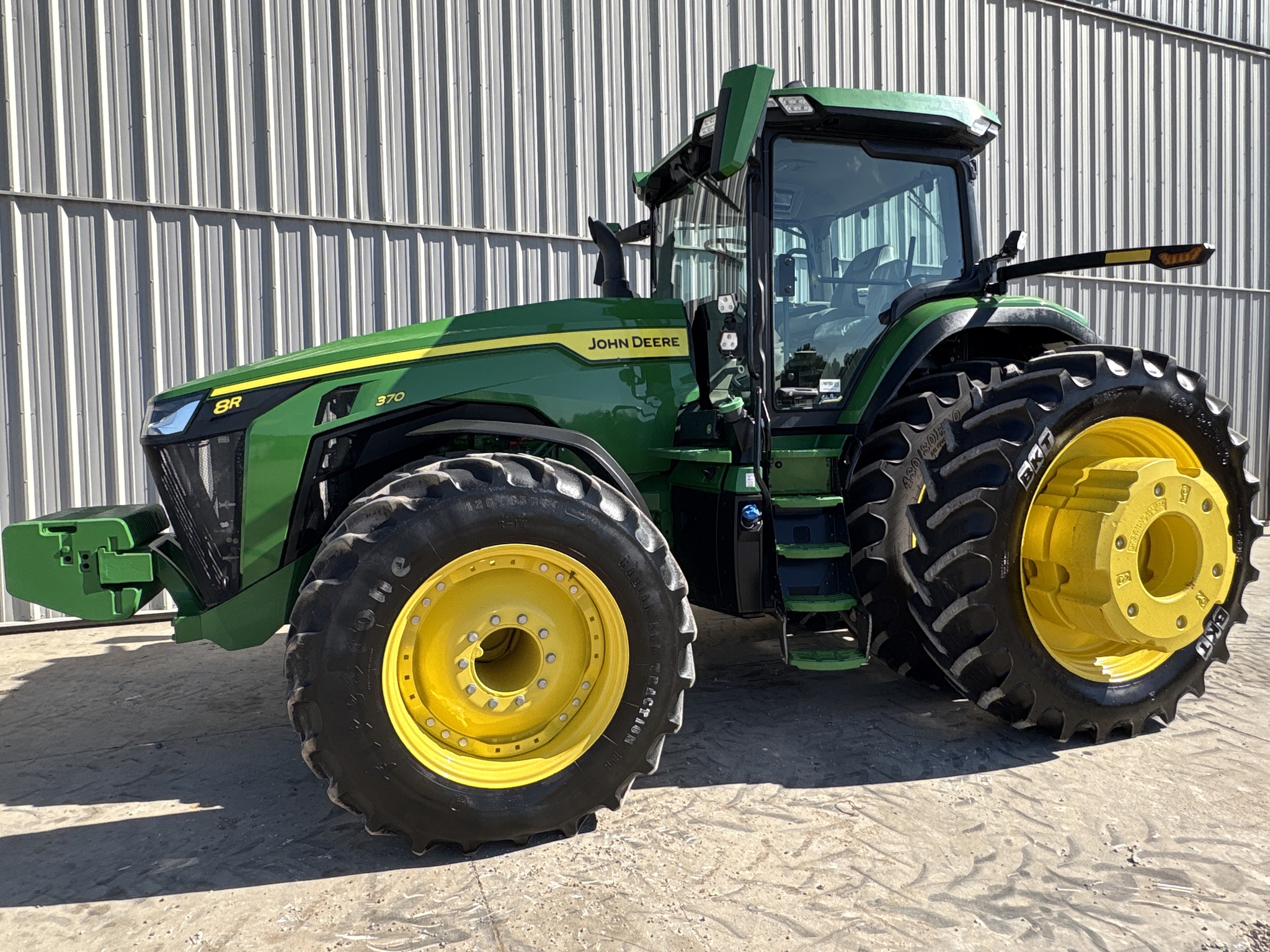 2021 John Deere 8R 370 Image 2