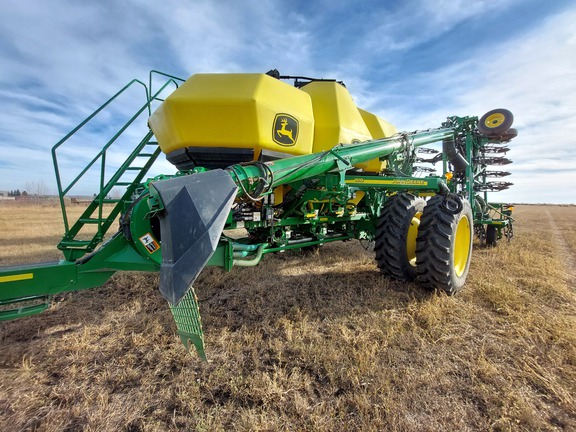 Used 2018 John Deere 1870 Air Drills and Seeders at Horizon Ag & Turf in St. Paul, AB - Photo4