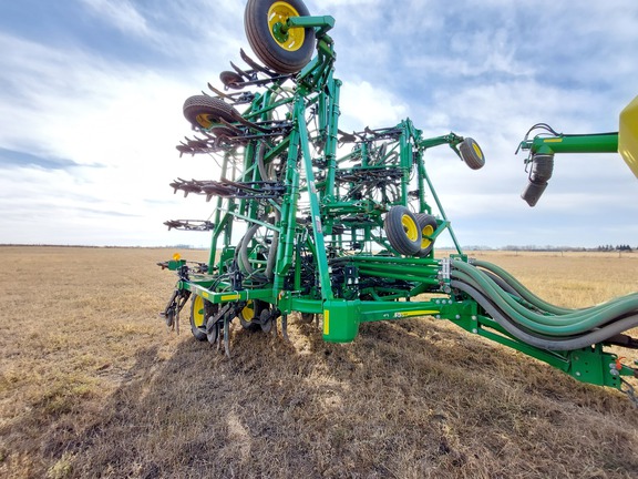Used 2018 John Deere 1870 Air Drills and Seeders at Horizon Ag & Turf in St. Paul, AB - Photo5