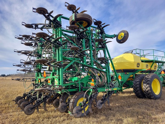 Used 2018 John Deere 1870 Air Drills and Seeders at Horizon Ag & Turf in St. Paul, AB - Photo8