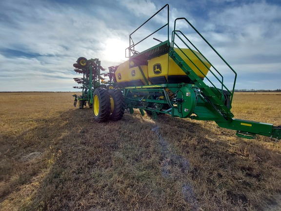 Used 2018 John Deere 1870 Air Drills and Seeders at Horizon Ag & Turf in St. Paul, AB - Photo7