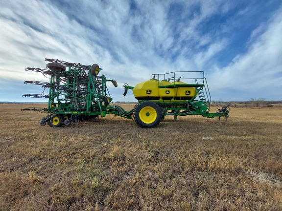 Used 2018 John Deere 1870 Air Drills and Seeders at Horizon Ag & Turf in St. Paul, AB - Photo3