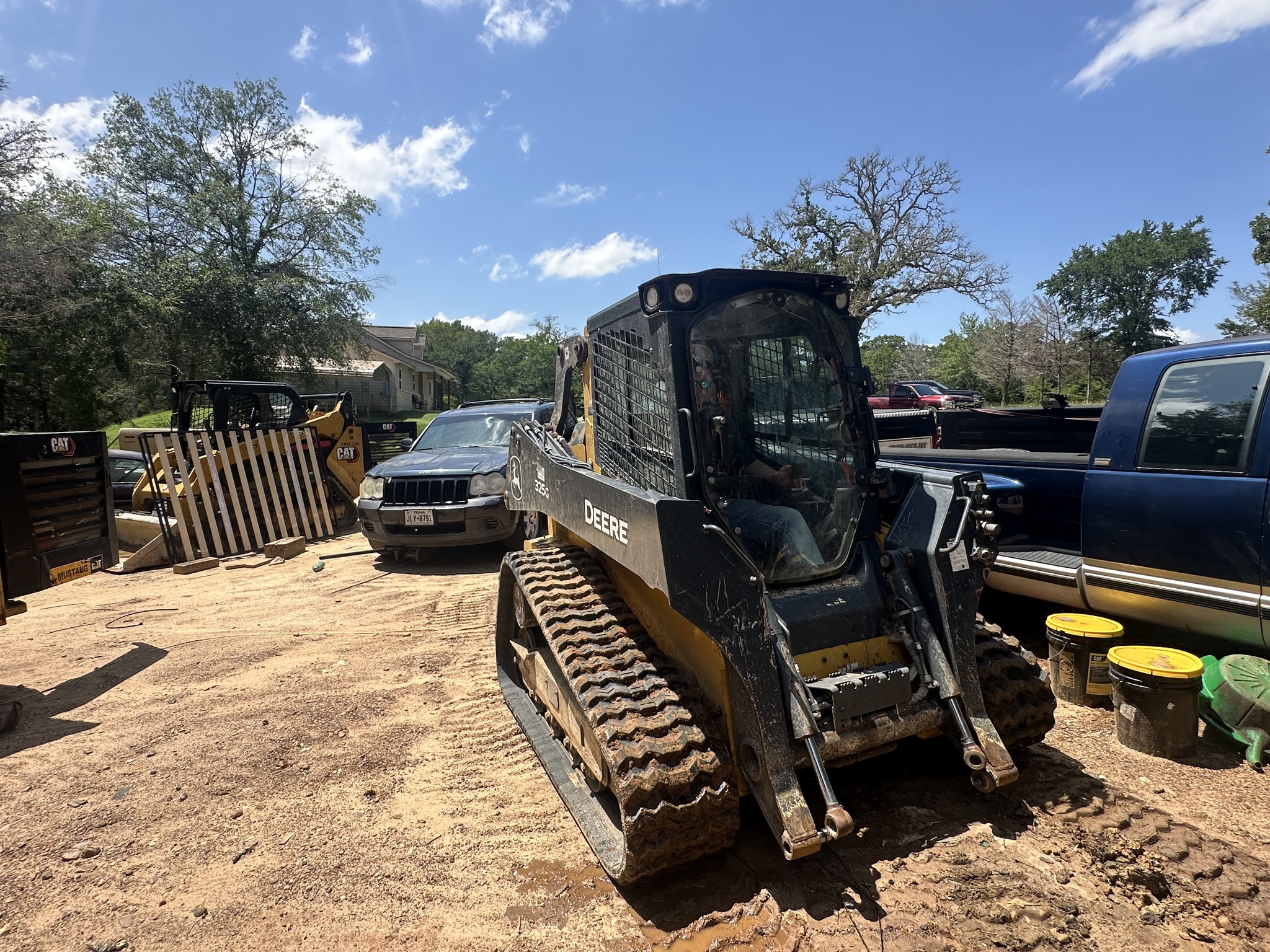 2022 John Deere 325G Image 4