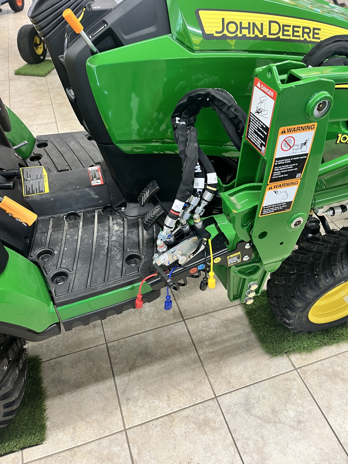2025 John Deere 1025R Image 6
