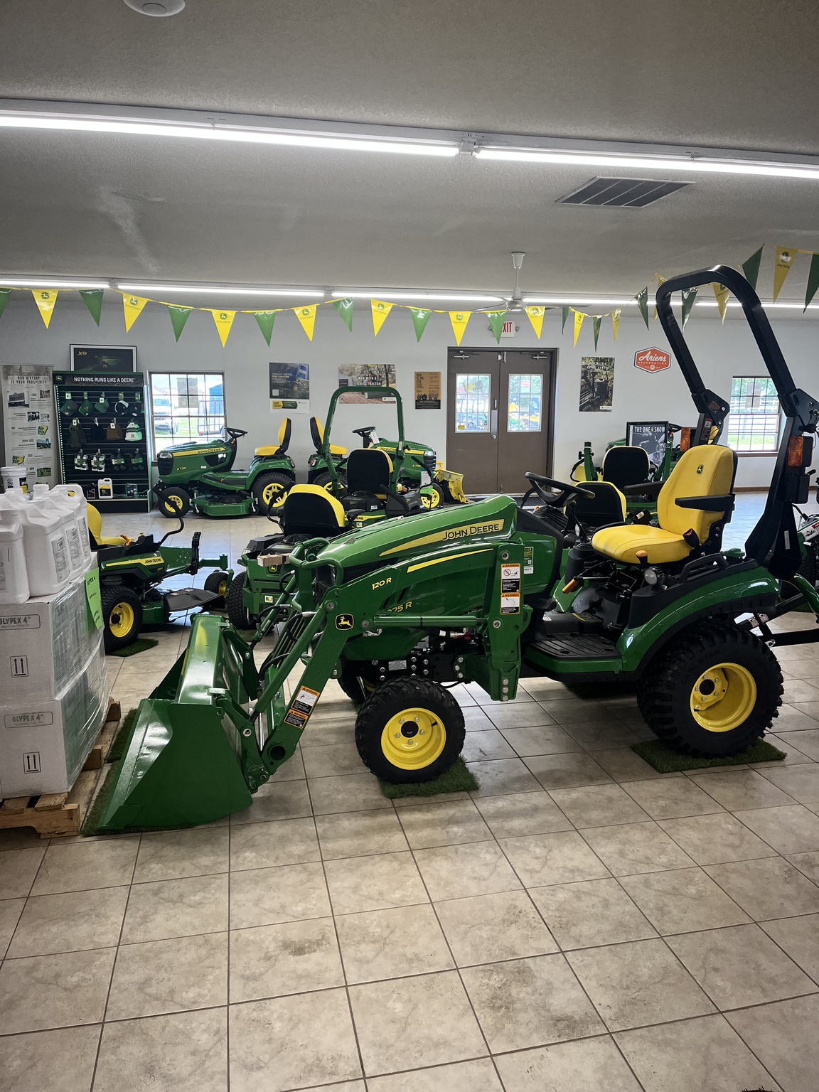 2025 John Deere 1025R Image 2