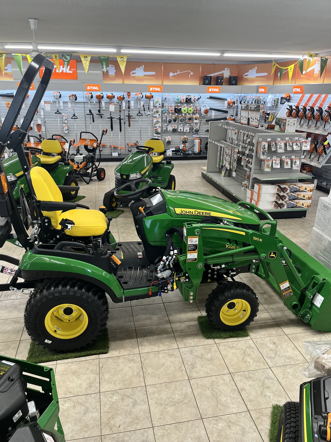 2025 John Deere 1025R Image 5