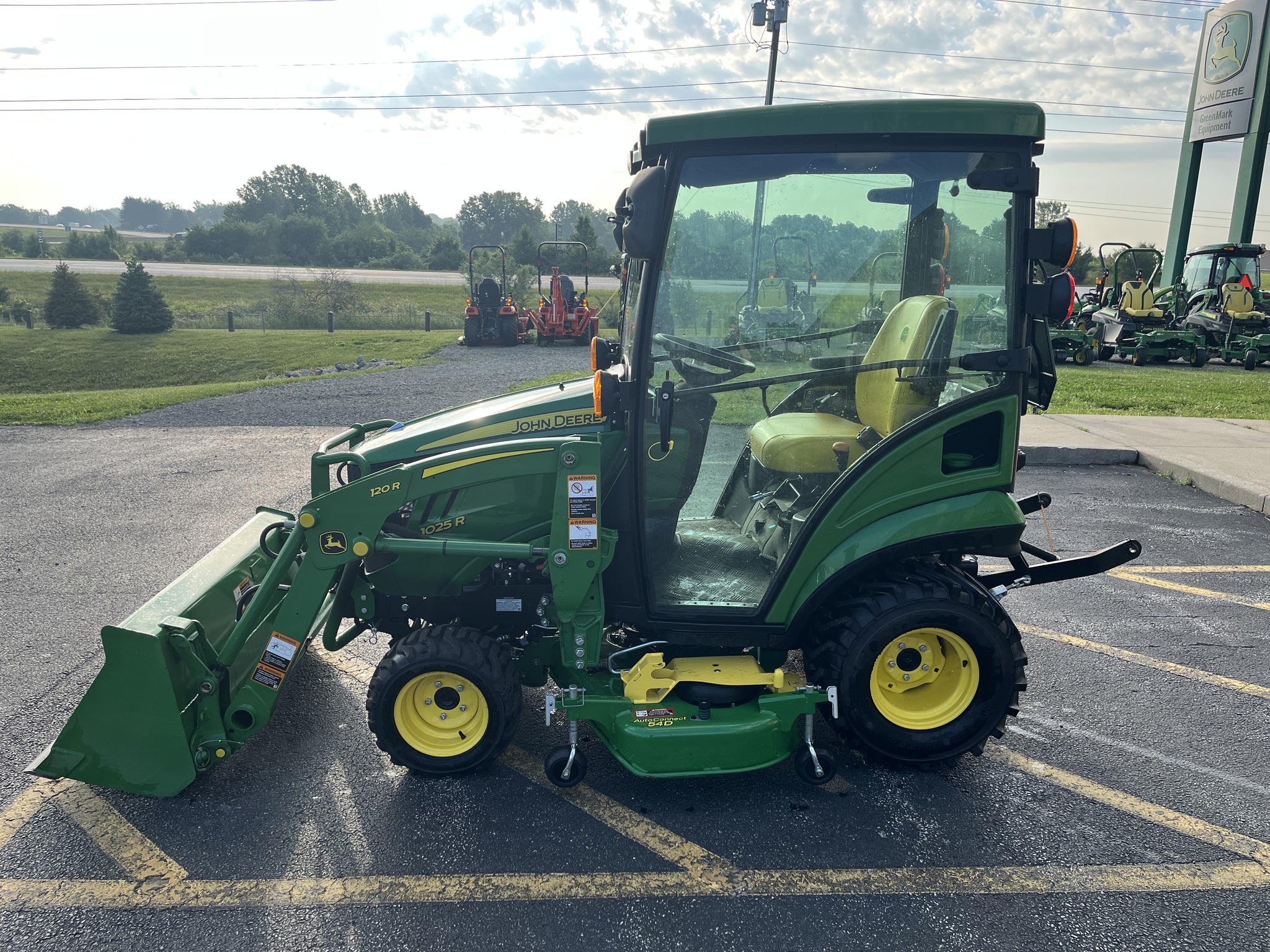 2021 John Deere 1025R Image 6