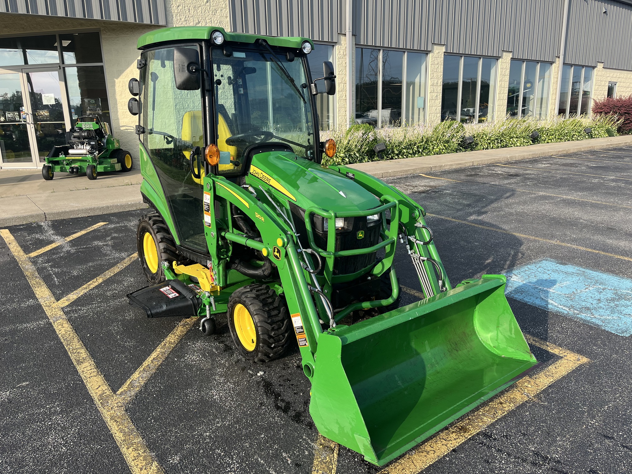 2021 John Deere 1025R Image 1